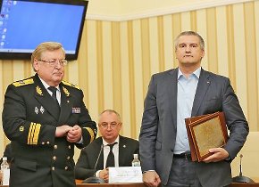 Сергею Аксенову вручен почётный билет члена Севастопольского Морского собрания